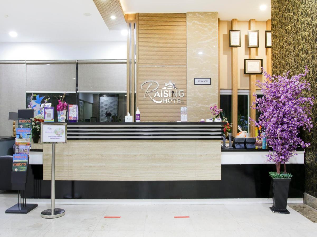 Vaccinated Staff - Capital O 454 Raising Hotel มากาซาร์ ภายนอก รูปภาพ