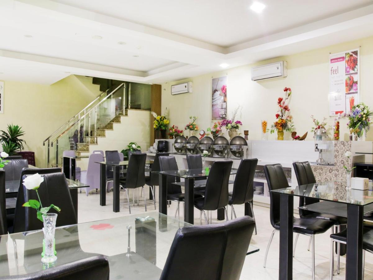 Vaccinated Staff - Capital O 454 Raising Hotel มากาซาร์ ภายนอก รูปภาพ