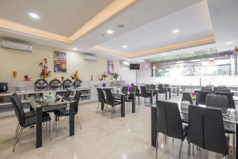 Vaccinated Staff - Capital O 454 Raising Hotel มากาซาร์ ภายนอก รูปภาพ
