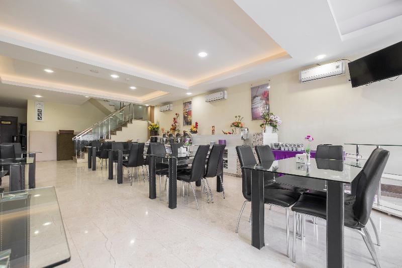Vaccinated Staff - Capital O 454 Raising Hotel มากาซาร์ ภายนอก รูปภาพ